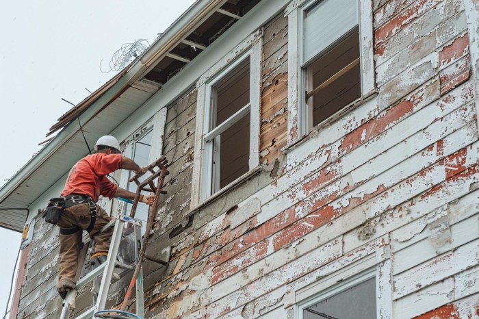 Why you should schedule siding repair services before cold weather